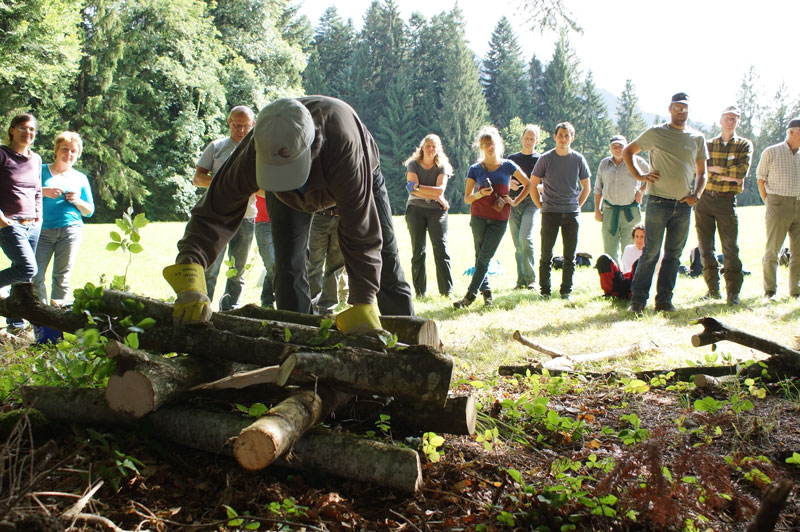 Person baut das Fundament eines Asthaufens