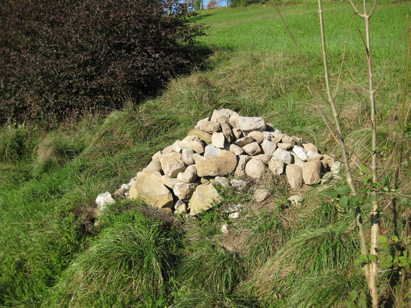 Steinhaufen in Gelände